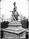 Paris 01 : Jardin des Tuileries - Statue de Flore et un amour