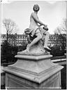 Paris 01 : Jardin des Tuileries - Statue de la Nymphe à la colombe, nymphe de la chasse