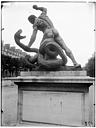 Paris 01 : Jardin des Tuileries - Statue d'Hercule combattant Acheloüs métamorphosé en serpent