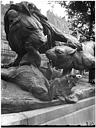 Paris 01 : Jardin des Tuileries - Groupe sculpté de Lion et lionne se disputant un sanglier