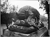 Paris 01 : Jardin des Tuileries - Statue du Rhinocéros attaqué par un tigre, groupe sculpé