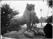 Paris 01 : Jardin des Tuileries - Statue de la Tigresse portant un paon à ses petits, famille de tigre, groupe sculpé