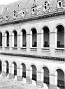 Paris 07 : Hôtel des Invalides - Grand cour : Galeries d'arcades
