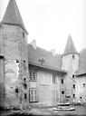 Charlieu : Abbaye Saint-Fortunat (ancienne)* église - Maison abbatiale : Cour intérieure