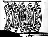 Lyon : Cathédrale Saint-Jean - Vitrail des Rois mages : Fragment de bordure avec ornements et sujets, l'Orgueil et l'Humanité
