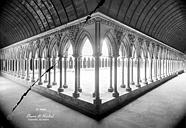 Mont-Saint-Michel (Le) : Abbaye - Cloître : Vue intérieure des galeries sud et ouest