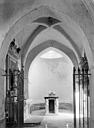 Champmotteux : Eglise - Vue intérieure d'une chapelle avec un tombeau