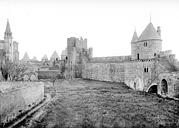 Carcassonne : Cité - Lices intérieures, près de l'église Saint-Nazaire, de la tour du Moulin à la tour de Balthazar