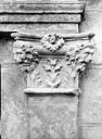Fontainebleau : Domaine National - Cour ovale : détail d'un chapiteau (têtes de lions et décor feuillagé )