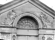 Paris 07 : Manufacture des Tabacs (ancienne) dite manufacture du Gros-Caillou - Porte : Bas-relief du fronton