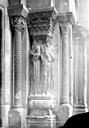 Romans-sur-Isère : Eglise Saint-Barnard (ancienne collégiale) - Portail de la façade ouest : Statues-colonnes de l'ébrasement gauche