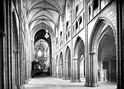 Saint-Pol-de-Léon : Cathédrale Saint-Paul-Aurélien (ancienne) - Vue intérieure de la nef, vers le sud-est