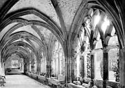 Saint-Wandrille-Rançon : Abbaye Notre-Dame de Fontenelle (ancienne) - Cloître : Vue intérieure de la galerie est