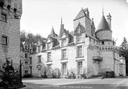 Rigny-Ussé : Château d'Ussé - Cour d'honneur : Aile ouest