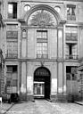 Paris 04 : Hôtel Chenizot (ancien archevêché de Paris) - Cour intérieure : Façade avec porche d'entrée