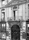 Paris 04 : Hôtel Chenizot (ancien archevêché de Paris) - Façade sur rue : Porte et balcon la surplombant