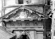 Paris 05 : Hôtel Colbert - Cour intérieure : Fronton sculpté