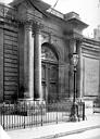 Paris 03 : Hôtels de Rohan et Soubise (anciens), Archives Nationales (actuellement) - Hôtel de Soubise. Façade sur la rue des Francs-Bourgeois : Entrée monumentale