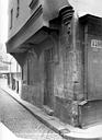 Paris 04 : Maison - Façade sur rue : Rez-de-chaussée avec le cul-de-lampe d'une tourelle en encorbellement