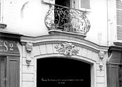 Paris 04 : Hôtel - Façade sur rue : Balcon Louis XIV et linteau de porte