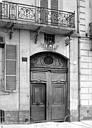 Paris 04 : Hôtel - Façade sur rue : Balcon et porte
