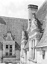 Azay-le-Rideau : Château - Angle du corps de logis et de l'aile en retour, sur la cour d'honneur : Lucarnes et souche de cheminée