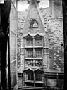 Dijon : Hôtel Chambellan (ancien) ou Hôtel des ambassadeurs d'Angleterre - Cour intérieure : Fenêtre lucarne