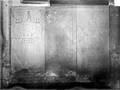 Vandenesse-en-Auxois : Eglise - Dalles funéraires en pierre gravées à effigies