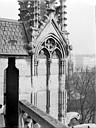 Paris 04 : Cathédrale Notre-Dame - Pinacle de la façade sud : Détail montrant l'effritement et la désagrégation de la pierre