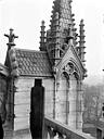 Paris 04 : Cathédrale Notre-Dame - Pinacle de la façade sud : Détail montrant l'effritement et la désagrégation de la pierre