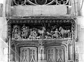 Amboise : Château - Chapelle Saint-Hubert, linteau du portail avec haut-relief : La vision de saint Hubert et la légende de saint Christophe