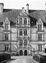 Azay-le-Rideau : Château - Corps de logis, sur la cour d'honneur : Entrée et escalier