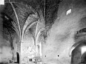 Vic-sous-Thil : Collégiale de Thil (ruines) - Vue intérieure du transept, vers le nord-est