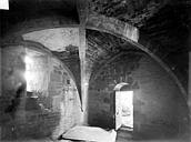 Vic-sous-Thil : Collégiale de Thil (ruines) - Vue intérieure d'une salle voûtée sous le clocher avec pierre tombale