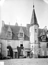 Châteauneuf : Château - Aile ouest : Façade sur cour