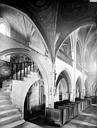 Flavigny-sur-Ozerain : Eglise Saint-Genest - Vue intérieure de la nef vers le sud-ouest et escalier montant à la tribune