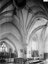 Fontaines-en-Duesmois : Eglise - Vue intérieure du choeur et de la chapelle sud