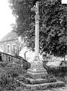 Marigny-le-Cahouët : Croix de cimetière - Vue d'ensemble