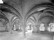 Marmagne : Abbaye de Fontenay - Salle capitulaire : Vue intérieure vers le sud-ouest