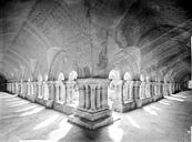 Marmagne : Abbaye de Fontenay - Cloître : Vue intérieure des galeries nord et est