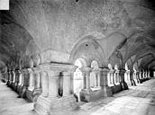 Marmagne : Abbaye de Fontenay - Cloître : Vue intérieure des galeries sud et ouest