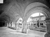 Marmagne : Abbaye de Fontenay - Cloître : Vue intérieure de la galerie nord et cour