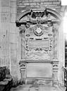 Beaune : Eglise Notre-Dame - Monument funéraire en pierre de Claude Loysel, doyen de l'église Notre-Dame de Beau mort en 1571