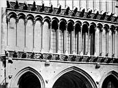 Dijon : Eglise Notre-Dame - Façade ouest : première galerie d'arcatures au-dessus du portail