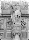 Dijon : Eglise Saint-Michel - Portail central de la façade ouest, statue du trumeau : saint Michel