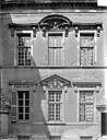 Dijon : Hôtel de Vogüé - Cour intérieure : Fenêtres