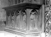 Dijon : Eglise Notre-Dame - Tombeau en pierre noire transformé en autel. Face du tombeau de Pierre de Bauffremont : Quatre pleurants sous des arcatures