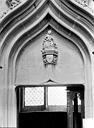 Semur-en-Auxois : Eglise Notre-Dame - Vue intérieure, tympan de porte d'une chapelle : Vierge à l'Enfant sculptée