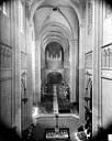 Dijon : Cathédrale Saint-Bénigne - Vue intérieure de la nef vers l'entrée, prise des tribunes