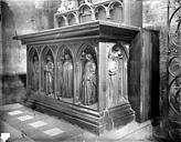 Dijon : Eglise Notre-Dame - Tombeau en pierre noire transformé en autel, face du tombeau de Pierre de Bauffremont : quatre pleurants sous des arcatures